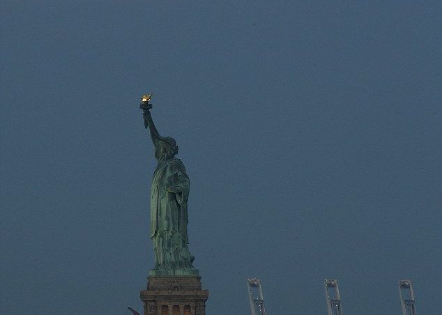 SuperLuna! Imagini cu satelitul natural la cea mai mica distanta de Pamant FOTO Superluna Imagini Cu Satelitul Natural La Cea Mai Mica Distanta De Pamant Foto