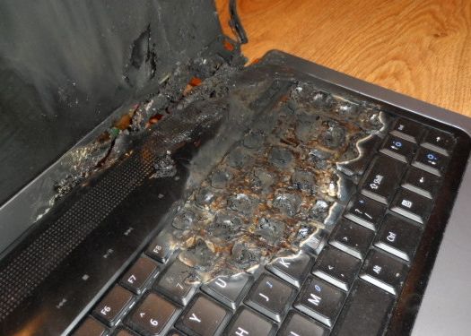 Povestea unui blogger din Romania caruia i-a luat foc laptopul dupa ce l-a lasat la incarcat Povestea Unui Blogger Din Romania Caruia I A Luat Foc Laptopul Dupa Ce L A Lasat La Incarcat