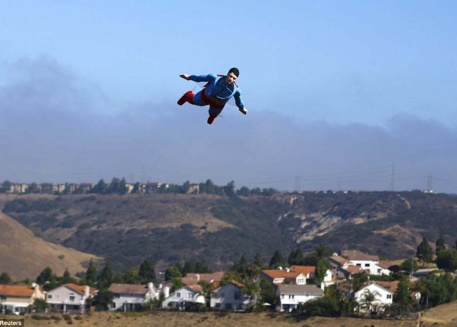 Superman a fost vazut deasupra Californiei! VIDEO Superman A Fost Vazut Deasupra Californiei Video 1