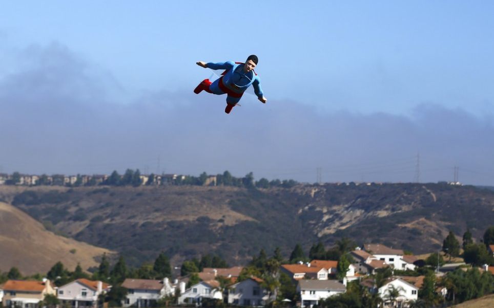 Superman a fost vazut deasupra Californiei! VIDEO Superman A Fost Vazut Deasupra Californiei Video 1