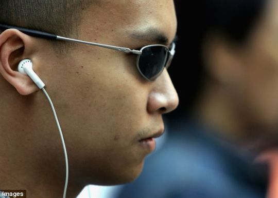 Apple Lucreaza La Noi Casti