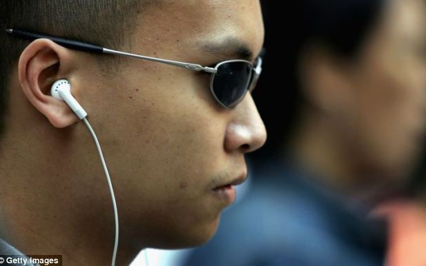 Apple Lucreaza La Noi Casti