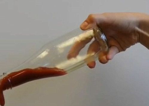 Te-ai saturat sa scuturi sticla de ketchup? Oamenii de stiinta au descoperit secretul sosului care iese mai usor din sticla Te Ai Saturat Sa Scuturi Sticla De Ketchup Oamenii De Stiinta Au Descoperit Secretul Sosului Care Iese