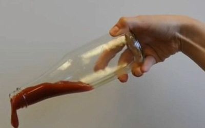 Te-ai saturat sa scuturi sticla de ketchup? Oamenii de stiinta au descoperit secretul sosului care iese mai usor din sticla