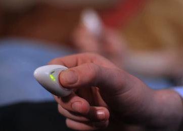 PIP, dispozitivul care masoara stresul si ii ajuta pe utilizatori sa se relaxeze Pip Dispozitivul Care Masoara Stresul Si Ii Ajuta Pe Utilizatori Sa Se Relaxeze