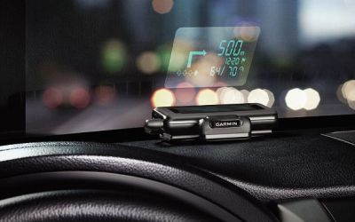 Directia propusa de GPS se poate proiecta pe parbriz pentru ca soferul sa nu-si mai ia ochii de la drum