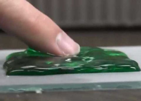 Spray Ul Care Iti Transforma Telefonul In Cel Mai Rezistent Aparat Din Lume Ce Se Intampla Cu Acest Iphone