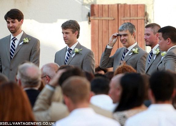 Lary Page Testeaza Ochelarii Destepti La Nunti In Timp Ce Hackerii Cauta Moduri De Ai Sparge