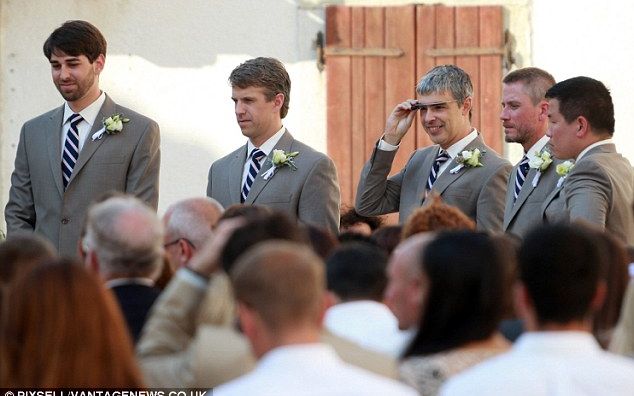 Lary Page Testeaza Ochelarii Destepti La Nunti In Timp Ce Hackerii Cauta Moduri De Ai Sparge