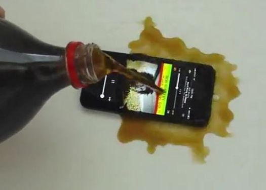 Experiment: Ce se intampla daca torni cola pe un iPhone 5. VIDEO Experiment Ce Se Intampla Daca Torni Cola Pe Un Iphone 5 Video