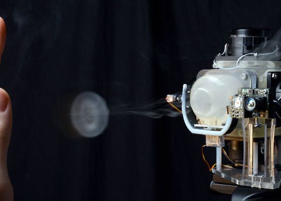 O inventie SF iti permite sa atingi hologramele si sa interactionezi real cu imagini virtuale O Inventie Sf Iti Permite Sa Atingi Hologramele Si Sa Interactionezi Real Cu Imagini Virtuale