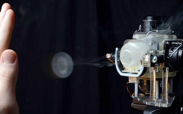 O inventie SF iti permite sa atingi hologramele si sa interactionezi real cu imagini virtuale O Inventie Sf Iti Permite Sa Atingi Hologramele Si Sa Interactionezi Real Cu Imagini Virtuale