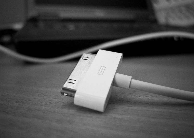 Piata Romaneasca Plina De Incarcatoare False De Iphone Cine Le Cumpara Risca Sa Se Electrocuteze