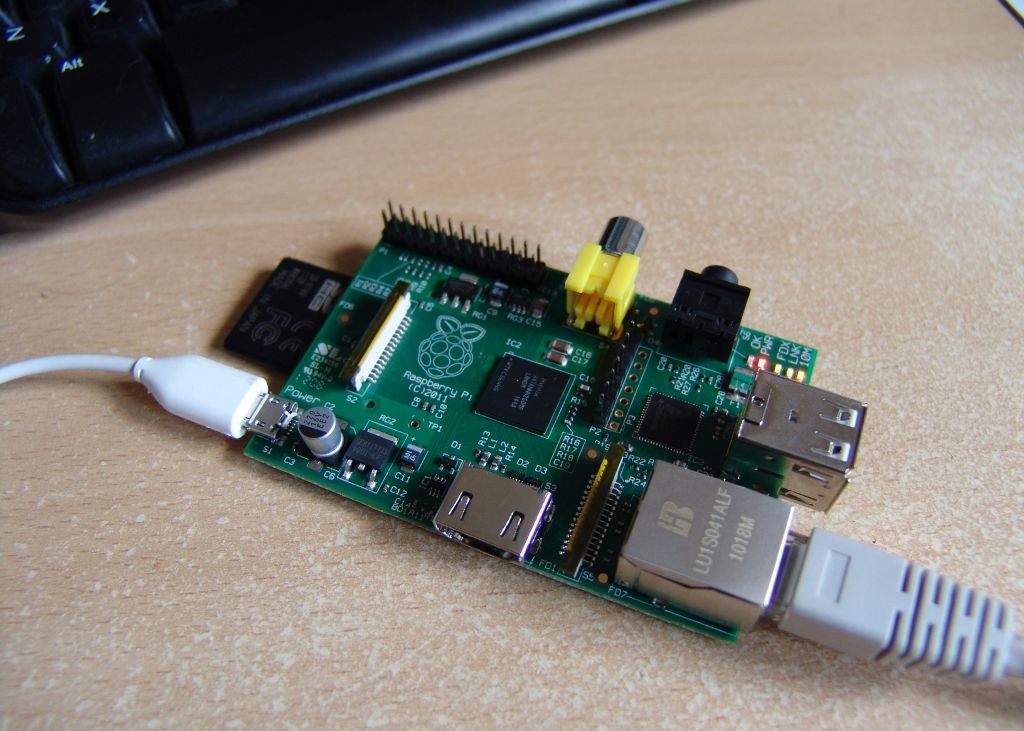 Ilikeit Calculatorul Se Transforma Cum Arata Varianta De Pc Cat O Cutie De Chibrituri