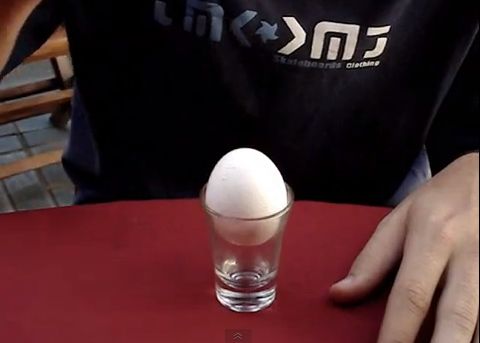 Problema Poti Intoarce Oul Cu Susul In Jos Fara Sa Il Atingi Nu M As Fi Gandit Nici Intr O Mie De Ani