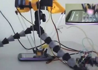 Robotul care ghiceste codul de deblocare al telefonului. Prin insistenta VIDEO Robotul Care Ghiceste Codul De Deblocare Al Telefonului Prin Insistenta Video