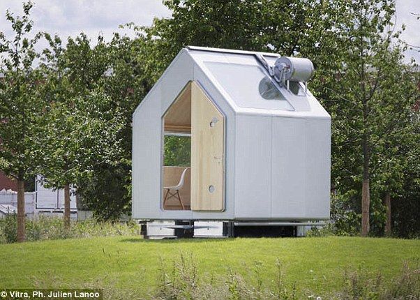 Microcasa de 6 metri patrati in care se gasesc o bucatarie, un dormitor si o cabina de dus Microcasa De 6 Metri Patrati In Care Se Gasesc O Bucatarie Un Dormitor Si O Cabina De Dus