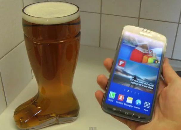 Experiment Realizat De Samsung Ce Se Intampla Cand Scufunzi Un Smartphone Intr Un Pahar Cu Bere