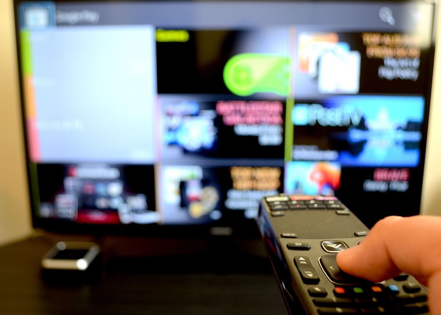 Marile magazine se muta pe Smart TV. Cumparaturile tale se fac, acum, din sufragerie. Ai acces la cele mai mari reduceri Marile Magazine Se Muta In Smart Tv Cumparaturile Tale Se Fac Acum Din Sufragerie