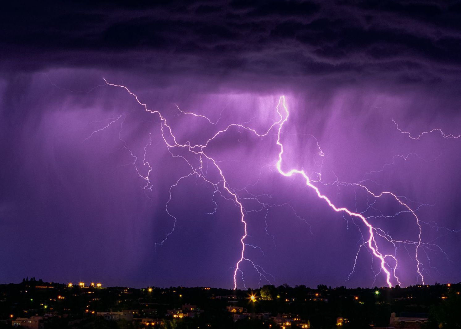 Ce Se Intampla Daca Esti Lovit De Fulger Si Scapi Tatuajele Bizare Care Iti Apar Pe Piele