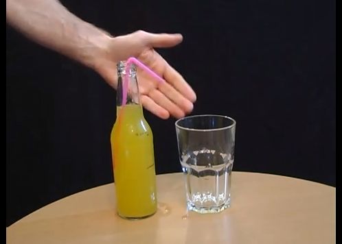 Provocare: Cum pui suc in pahar fara sa misti sticla, paiul sau paharul? VIDEO Provocare Cum Pui Suc In Pahar Fara Sa Misti Sticla Paiul Sau Paharul