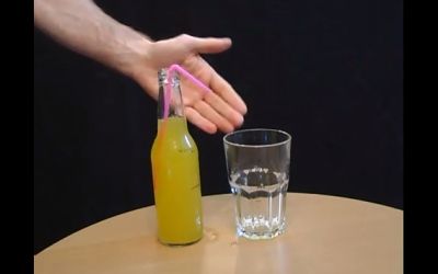 Provocare: Cum pui suc in pahar fara sa misti sticla, paiul sau paharul? VIDEO