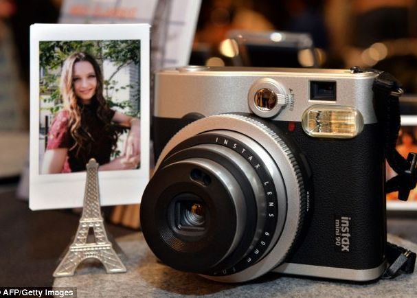 Polaroid renaste: Fujifilm resusciteaza celebrul aparat de fotografiat din septembrie Polaroid Renaste Fujifilm Resusciteaza Celebrul Aparat De Fotografiat Din Septembrie