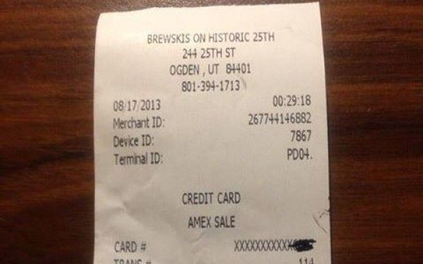 Cel mai generos posesor de iPad. Gadgetul nu l-a lasat sa dea bacsis mare. Cat a primit chelnerul Ipadul Nu L A Lasat Sa Dea Bacsis Mare Asa Ca A Platit Cu Bani Cash Cat A Primit Chelnerul