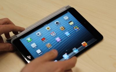 A vrut sa scoata din priza iPad-ul, insa incarcatorul i-a explodat in mana. Ce a urmat