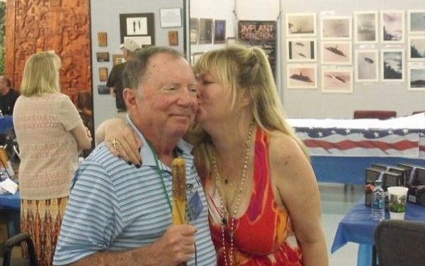 Barbatul Care Sustine Ca A Vazut Fragmente Din Nava De La Roswell A Murit Citind O Carte Despre Ozn