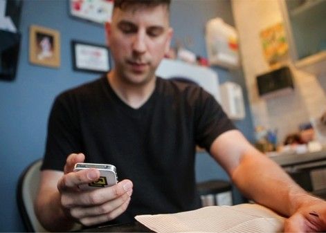 Un Hacker Si A Montat Sub Piele Un Mic Stick De Memorie Wireless