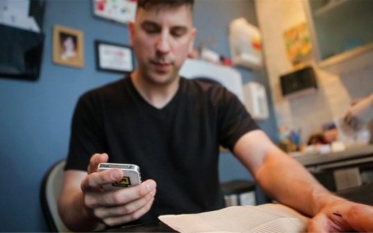 Un Hacker Si A Montat Sub Piele Un Mic Stick De Memorie Wireless