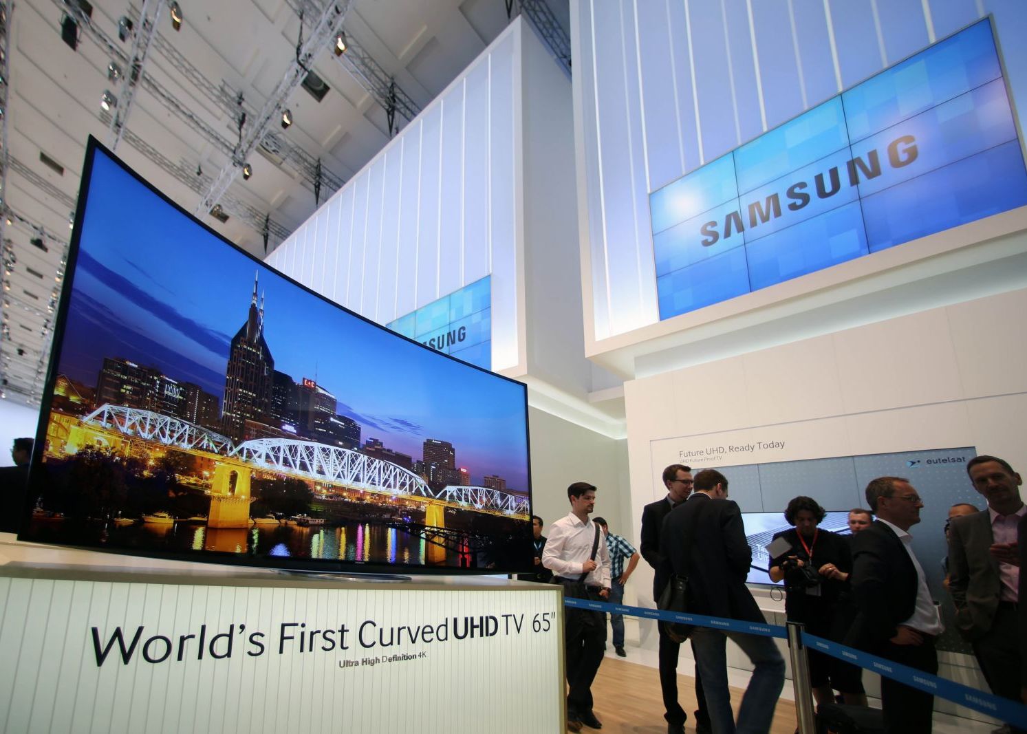 Samsung Prezinta La Ifa Primul Televizor Ultra Hd Curbat Din Lume