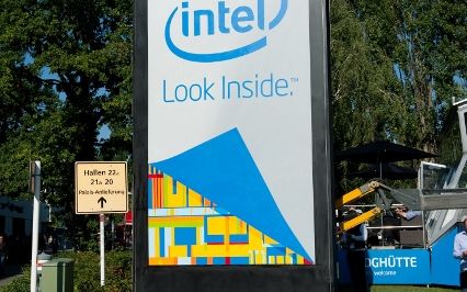 Cel mai mare smartphone din lume, expus la IFA Berlin. Are 6 metri inaltime Cel Mai Mare Smartphone Din Lume Expus La Ifa Berlin Are 6 Metri Inaltime