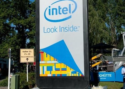 Cel mai mare smartphone din lume, expus la IFA Berlin. Are 6 metri inaltime Cel Mai Mare Smartphone Din Lume Expus La Ifa Berlin Are 6 Metri Inaltime