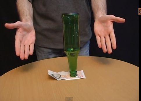 Provocare: Cum scoti bancnota de sub sticla, fara sa cada sticla. Raspunsul aici. VIDEO Provocare Cum Scoti Bancnota De Sub Sticla Fara Sa Cada Sticla Raspunsul Aici Video