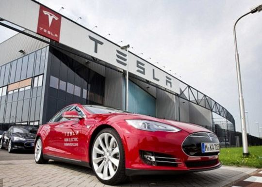 Tesla Motors intra in cursa pentru masina fara sofer Tesla Motors Intra In Cursa Pentru Masina Care Ruleaza Fara Sofer