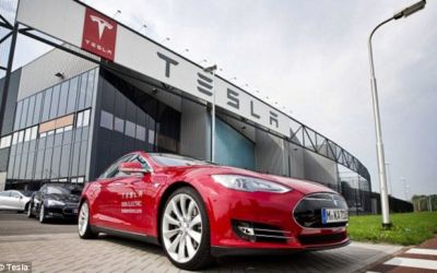 Tesla Motors intra in cursa pentru masina fara sofer