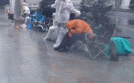 Imaginea Zilei In Japonia Clientii Apple Asteapta Pe Taifun Aparitia In Rafturi A Noului Iphone 5s