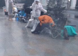 Imaginea Zilei In Japonia Clientii Apple Asteapta Pe Taifun Aparitia In Rafturi A Noului Iphone 5s