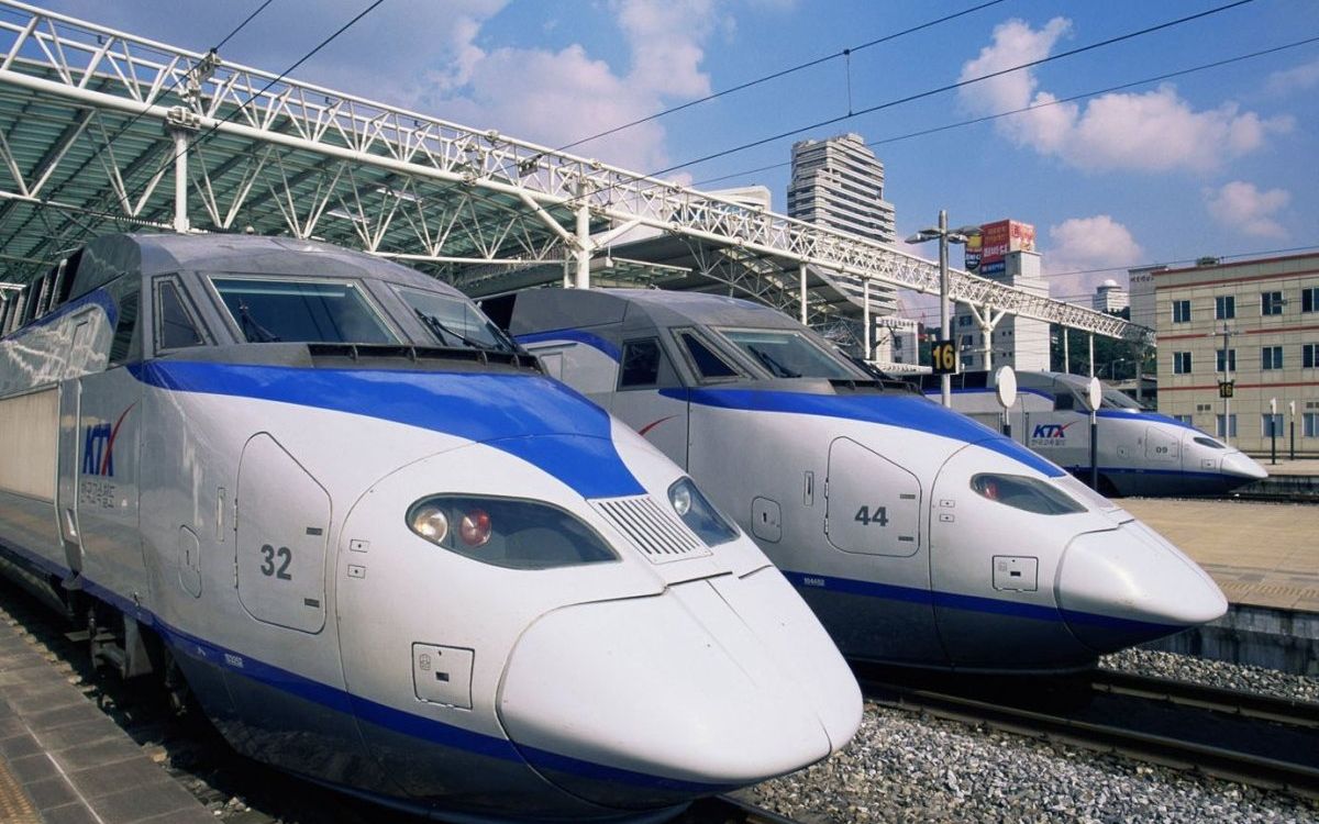 Sancheon (KTX2), Coreea de Sud Viteza: 305 km/h Record de viteza: 350 km/h Trenul coreean poate atinge 300 km/h in doar 7 minute. Are insa nevoie de 1,2 minute pentru a se opri complet. O calatorie dureaza 3 ore. Cele Mai Rapide Trenuri Din Lume