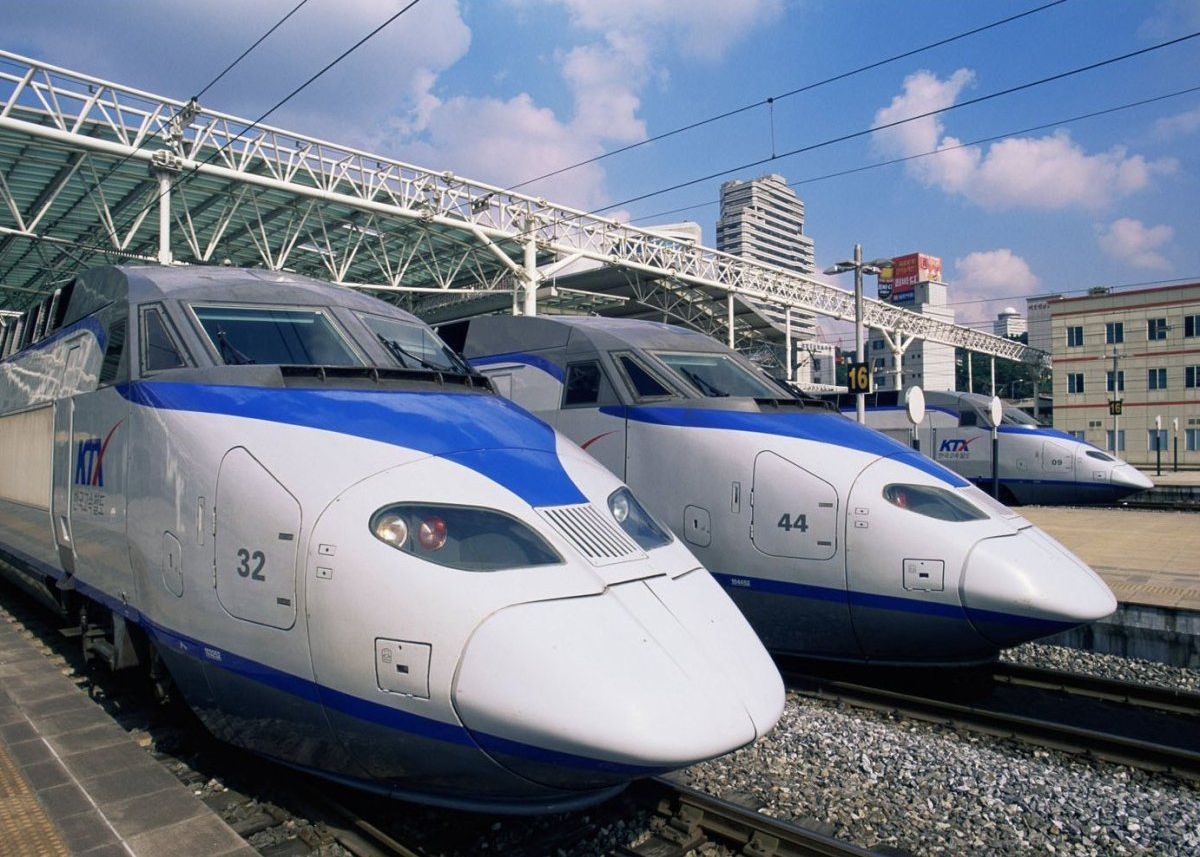 Sancheon (KTX2), Coreea de Sud Viteza: 305 km/h Record de viteza: 350 km/h Trenul coreean poate atinge 300 km/h in doar 7 minute. Are insa nevoie de 1,2 minute pentru a se opri complet. O calatorie dureaza 3 ore. Cele Mai Rapide Trenuri Din Lume