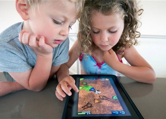 Le-a lasat iPad-ul copiilor de 6 ani. Nu i-a venit sa creada ce s-a intamplat. Autoritatile vor sa dea o lege Le A Lasat Ipad Ul Copiilor De 6 Ani Nu I A Venit Sa Creada Ce S A Intamplat Autoritatile Vor Sa Dea O