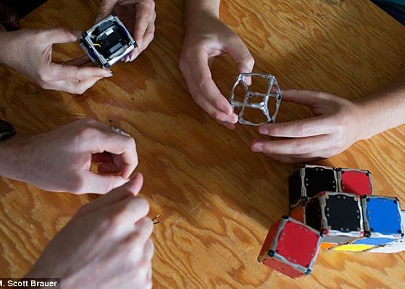 M-Block, robotul care se construieste singur, creat de oamenii de stiinta de la MIT M Block Cubul Care Isi Schimba Forma Un Ajutor In Constructii