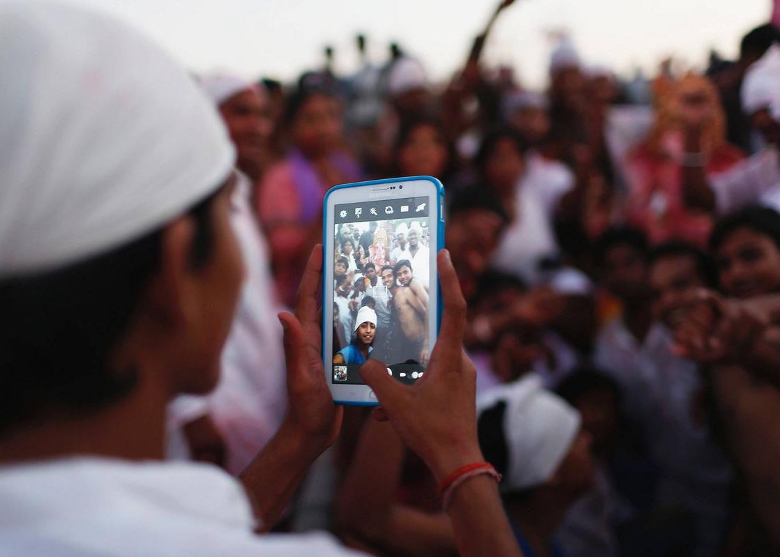 Numarul De Abonati Ai Serviciilor De Telefonie Mobila Se Va Apropiat De Cel Al Populatiei Terrei In Acest