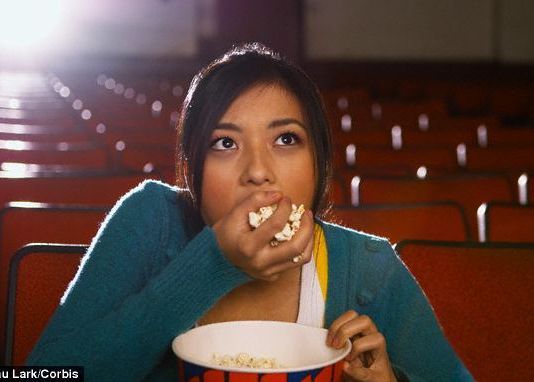 Ce se intampla daca manaci floricele cand mergi la cinema. Cercetatorii au facut un studiu Consumul Floricelelor Ne Distrage Atentia De La Reclamele De La Inceputul Filmelor