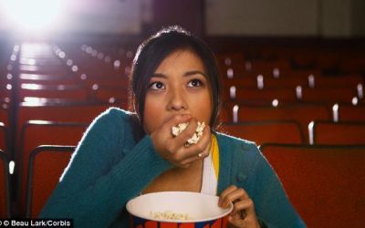 Ce se intampla daca manaci floricele cand mergi la cinema. Cercetatorii au facut un studiu