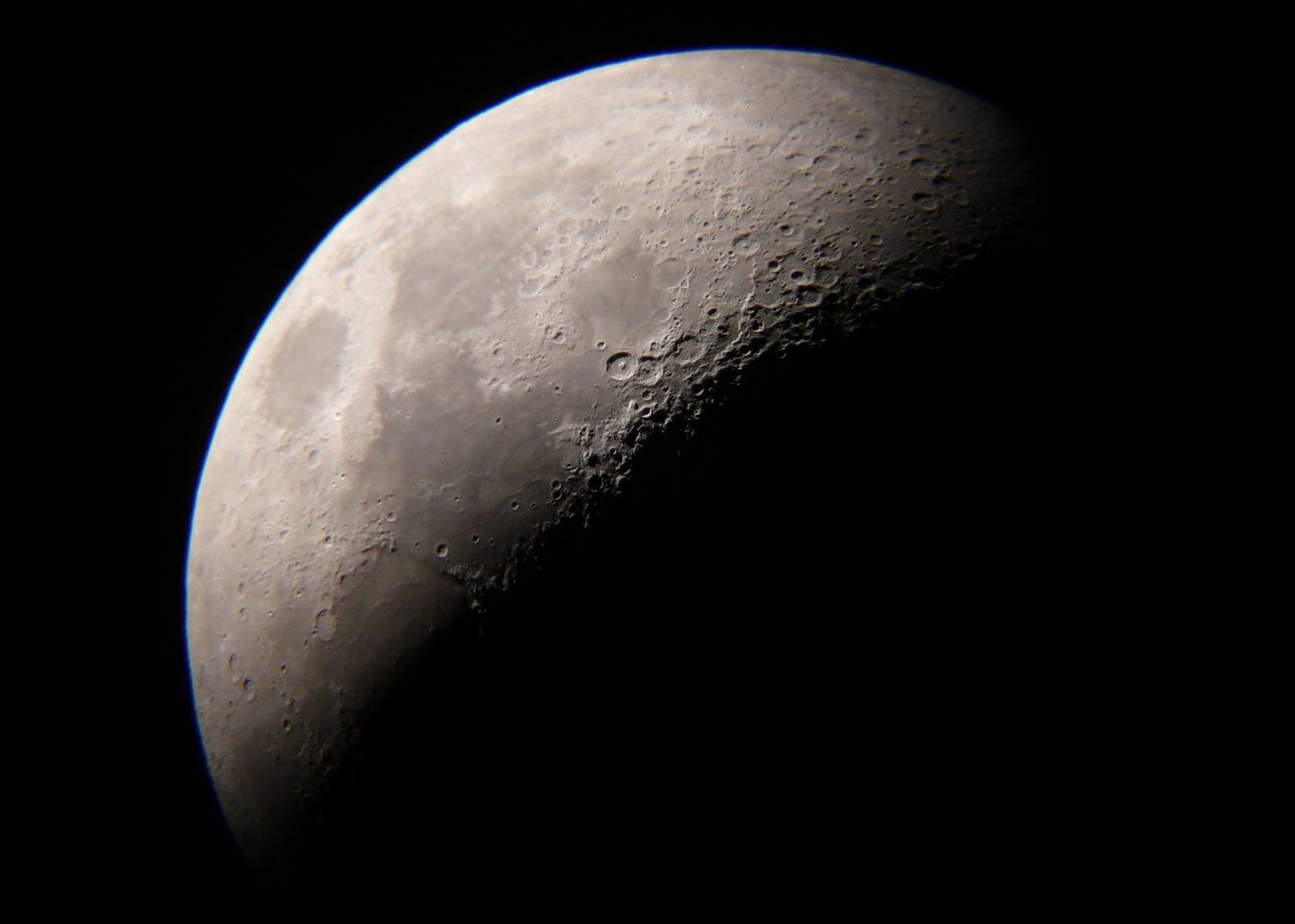 Cum S Ar Vedea Luna Daca Ar Orbita La Doar 420 Km De Pamant