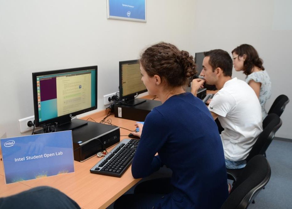 Tinerii Studenti Romani Pot Primi Una Din Cele 10 Burse Intel