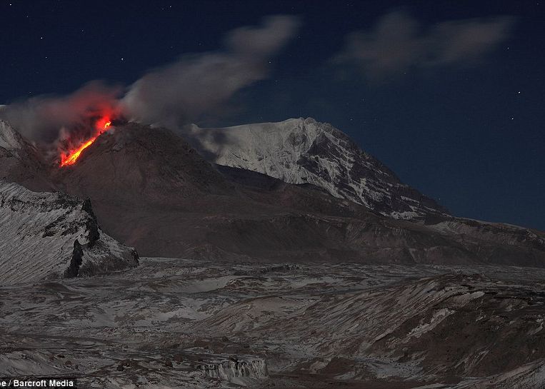 Au Erupt Cei Mai Inalti Vulcani Din Rusia Imaginile Sunt Fantastice Foto